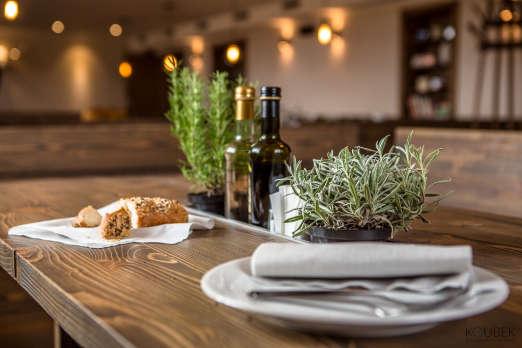 Barbora Sacher: Horská restaurace, Misky uprostřed stolů na co je třeba