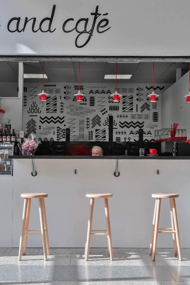 Barbora Sacher: Denní kavárna, Pohled za bar