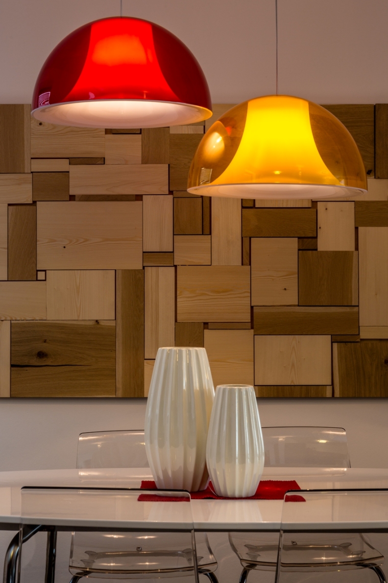 Barbora Sacher: , Pro kout jsme navrhli dřevěnou plastiku a vybrali svítidla