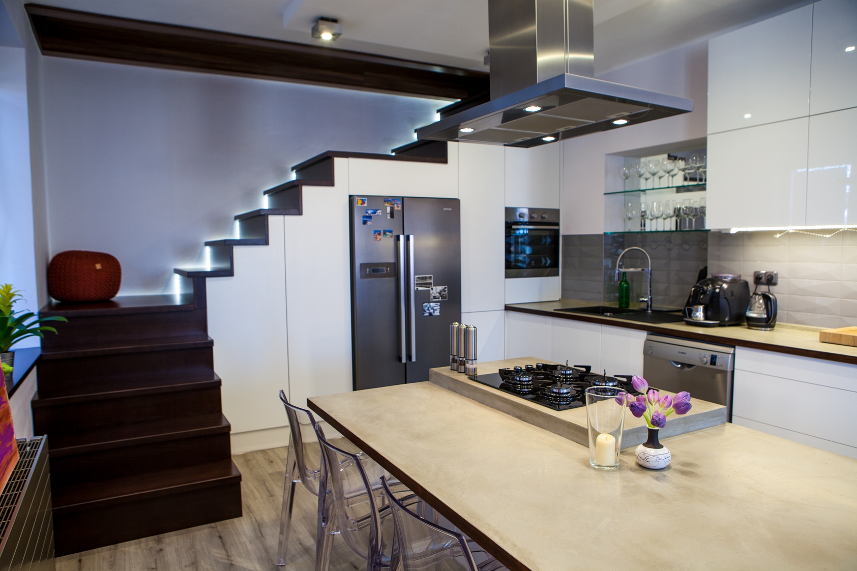 Barbora Sacher: Kuchyň pod schody, Schodiště se zabudovanou kuchyňskou linkou