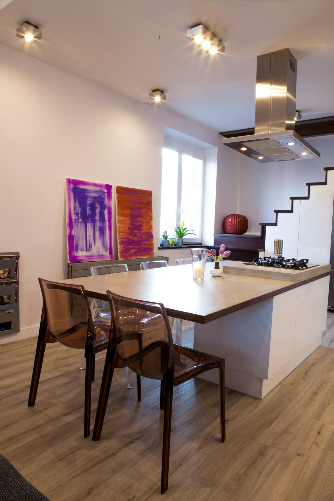 Barbora Sacher: Kuchyň pod schody, Stůl má rozměry 120x240 a je v něm plynová varná deska