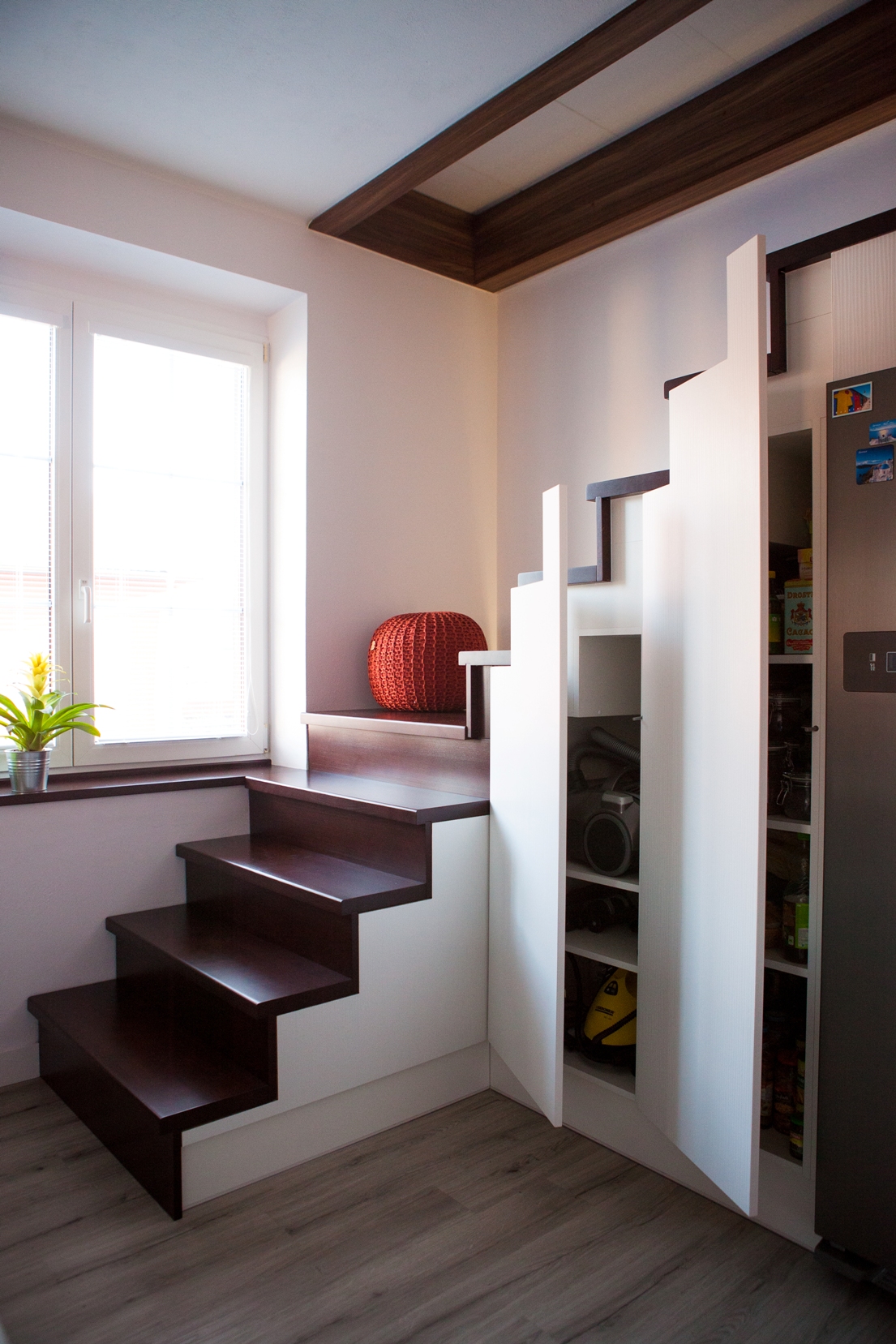 Barbora Sacher: Kuchyň pod schody, Všude spousta úložných prostor